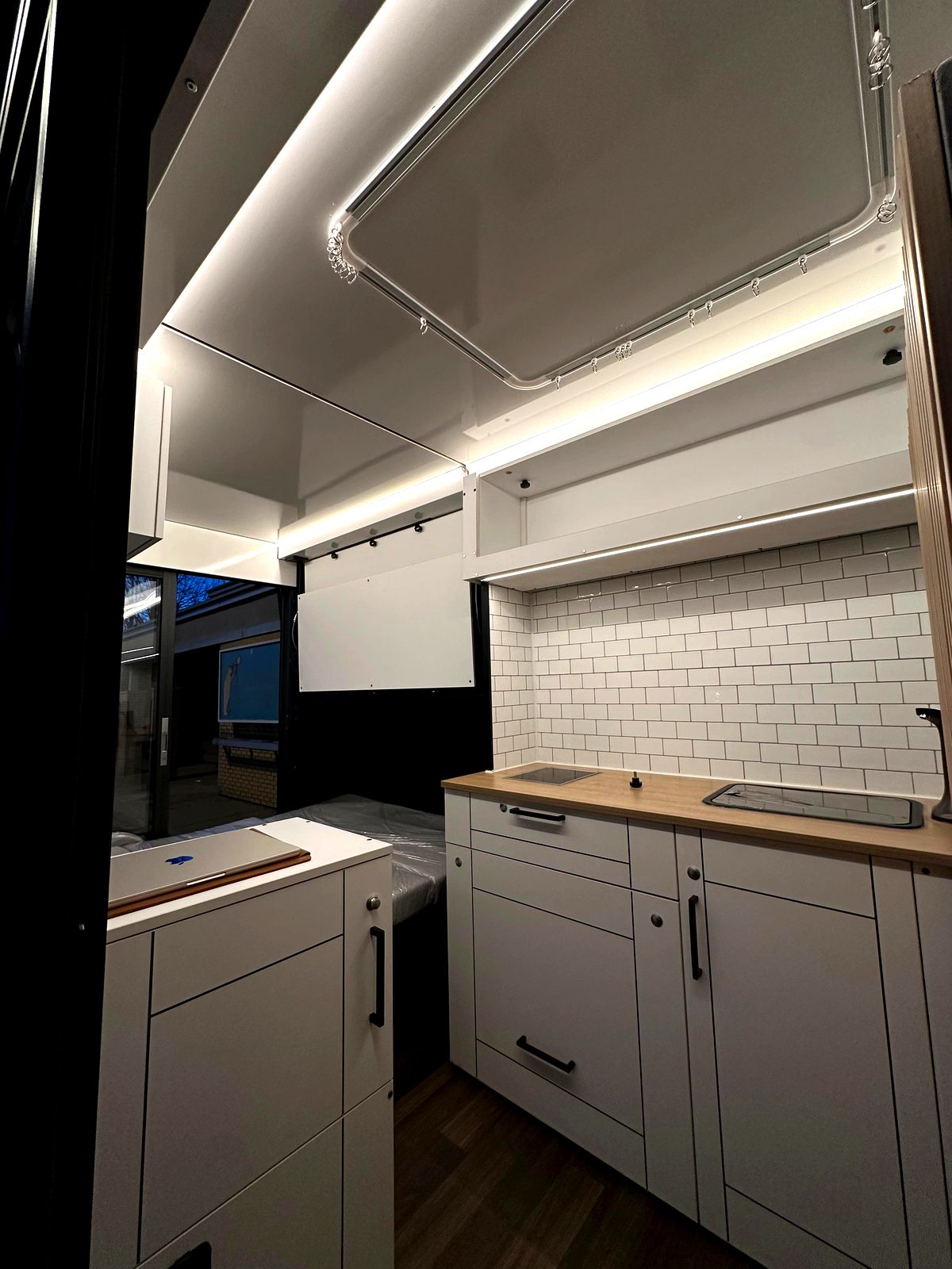Vue de la cuisine vers le lit